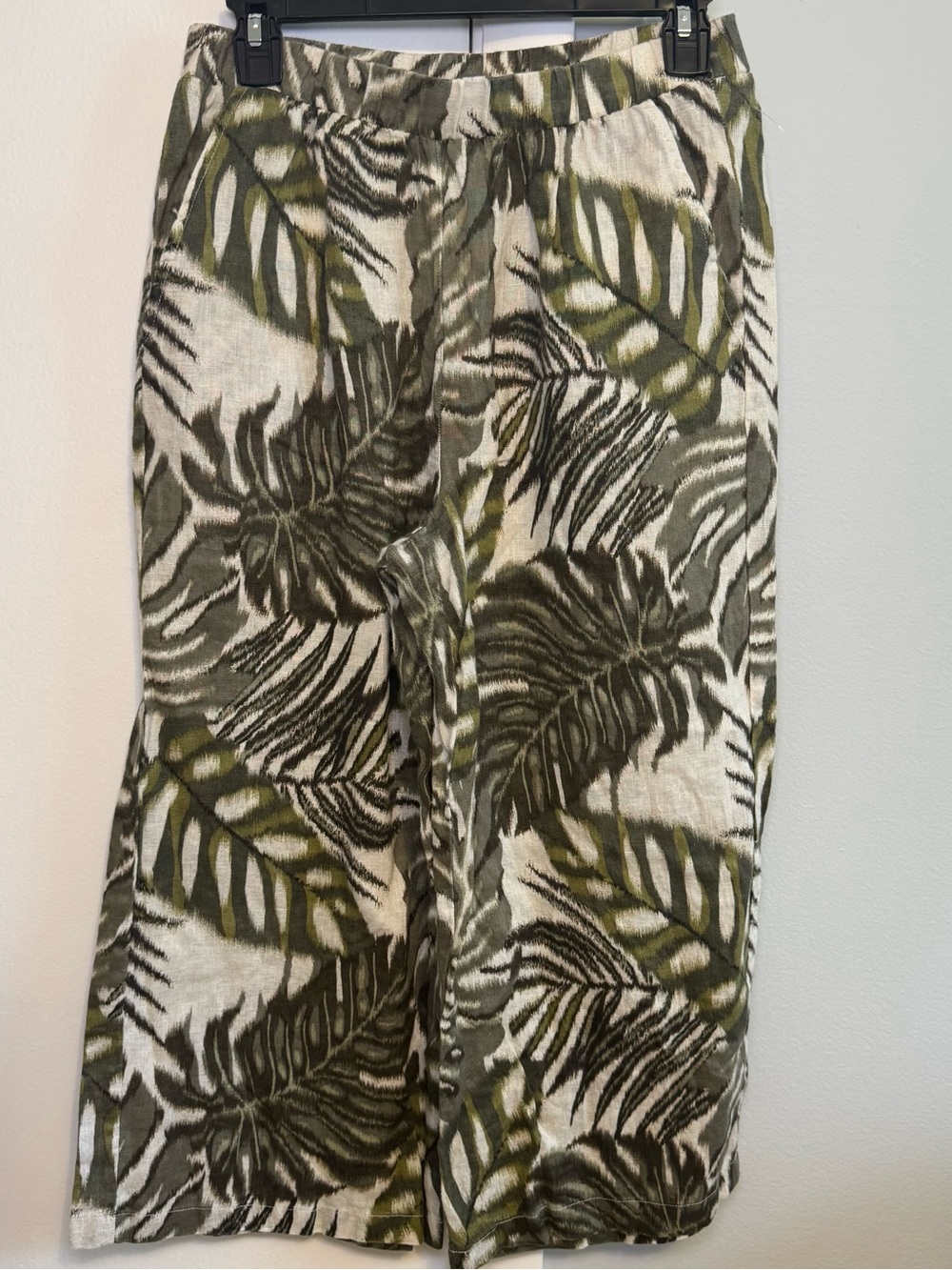 Elie Tahari Olive Green and Olive 100% linen Capri Pants